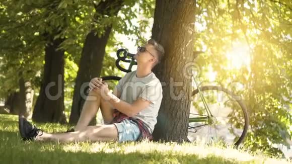 青少年在公园里休息视频的预览图