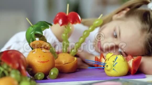 装饰水果食品和特写女孩脸视频的预览图