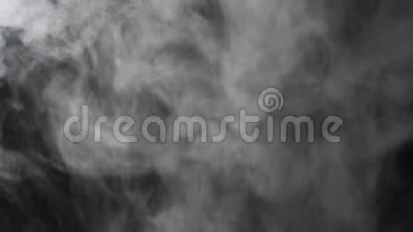 黑色背景上的烟云视频的预览图