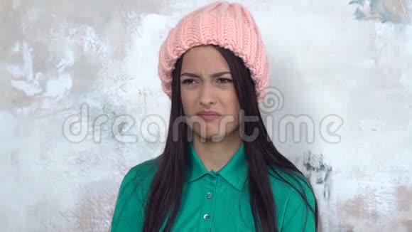 年轻女子独自一人被隔离戴着帽子鬼脸厌恶视频的预览图