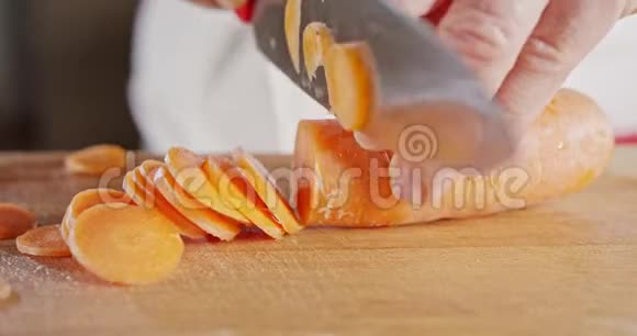慢动作接近厨师刀切胡萝卜视频的预览图