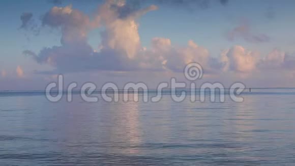 蓝天下的热带海波视频的预览图