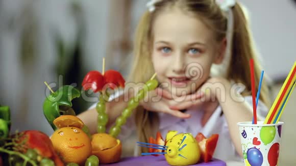 装饰水果食品和特写女孩脸视频的预览图