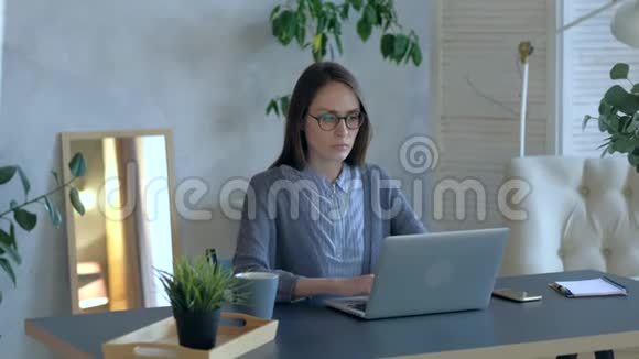 严肃的商务女性结束了在办公室里用笔记本电脑工作出去喝咖啡视频的预览图