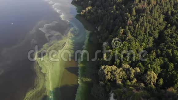 从无人驾驶飞机上射击摄像机在河上飞行视频的预览图