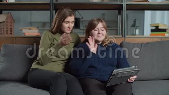 可爱的聋哑女性在平板电脑上打视频电话视频的预览图