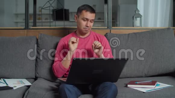 聋人商人在家庭办公室创业视频的预览图