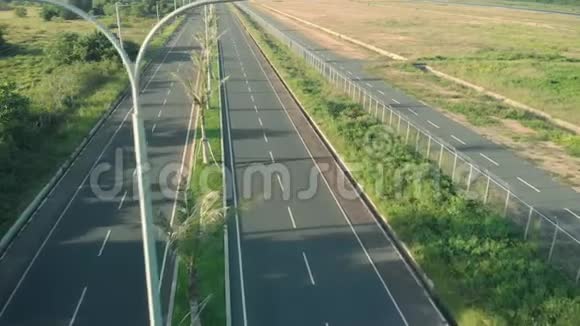 电影无人机拍摄的道路与棕榈树和汽车骑汽车和摩托车在高速公路上行驶视频的预览图
