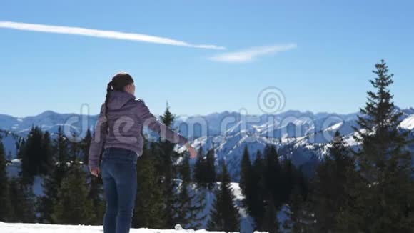 山顶上快乐的女人视频的预览图