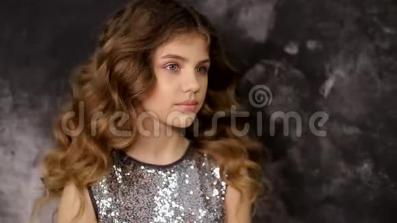 天生丽质的小女孩非常漂亮的卷发女孩视频的预览图
