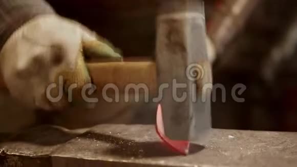 一个在铁匠工作的人在做金属刀视频的预览图