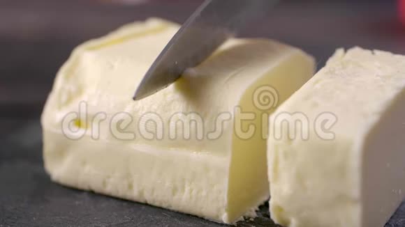 黄油在厨房的石板上切割宏观视野视频的预览图