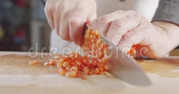 一把切红胡椒的厨师刀慢慢靠近视频的预览图
