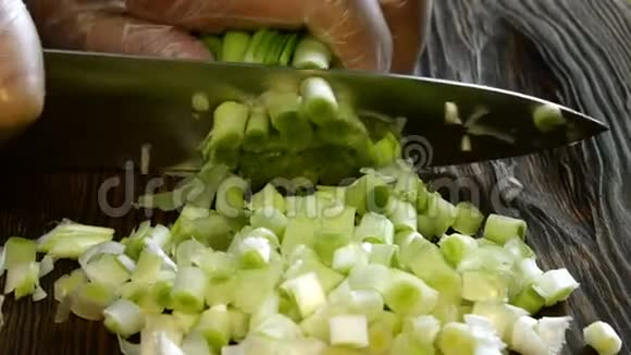用青葱做春鸡蛋沙拉一步一步葱切在木制的厨房板上视频的预览图