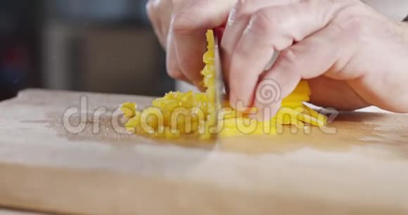 慢动作接近厨师刀切黄铃椒视频的预览图