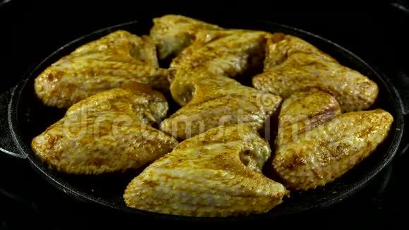 鸡翅在烤箱里烤一步一步时光流逝近点视频的预览图