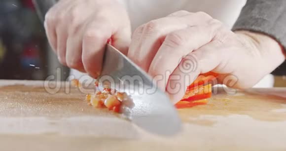 一把切红胡椒的厨师刀慢慢靠近视频的预览图
