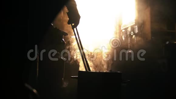 在车间锻造后蒸汽从热叶中排出视频的预览图