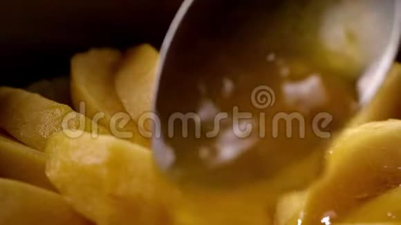 切片桃子与果冻特写烹饪甜甜点慢动作视频的预览图