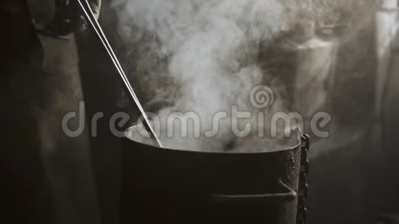 铁匠工人在冷水中冷却热金属刀蒸汽从刀刃上流出视频的预览图