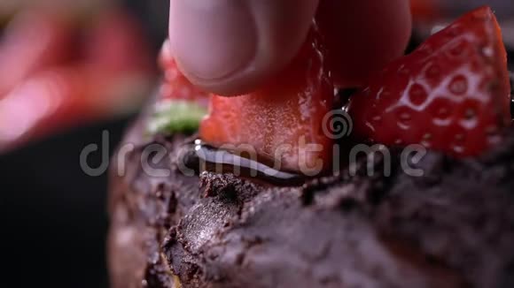 提供草莓和薄荷巧克力蛋糕提供最新的吸管果汁景观视频的预览图
