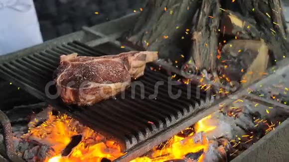 牛肉牛排是在烤架上用火花煮熟的牛肉排骨烧烤视频的预览图