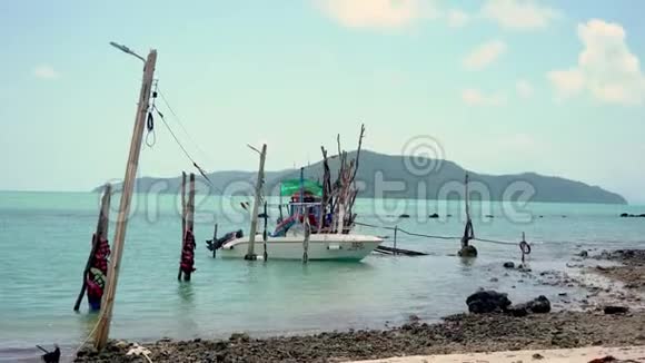 船停泊在热带岛屿的岸边视频的预览图