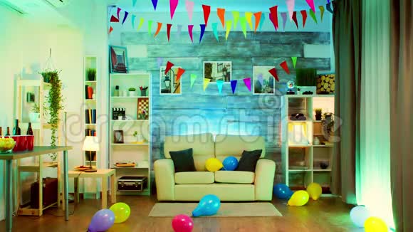 宽敞舒适的房间配有霓虹灯为疯狂的聚会装饰视频的预览图