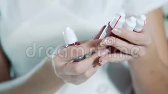 女性手拿着带有永久化妆漆的化妆瓶视频的预览图