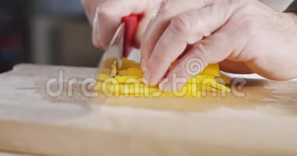 慢动作接近厨师刀切黄铃椒视频的预览图