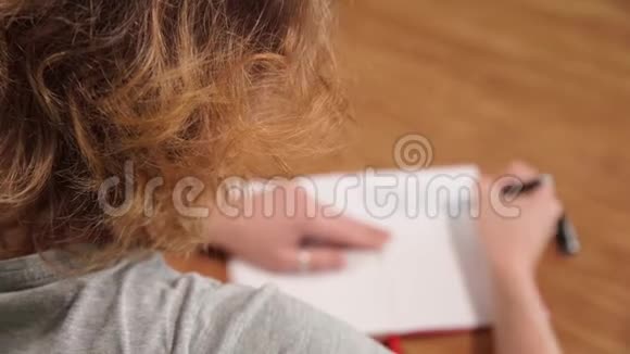 女人写笔记计划第二天视频的预览图