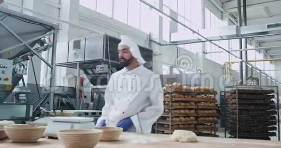 面包店里有一个很有趣的面包师他留着胡子一边准备面团一边烤面包一边跳舞视频的预览图