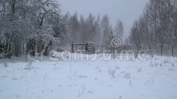 大雪覆盖在一个村庄的地块上视频的预览图