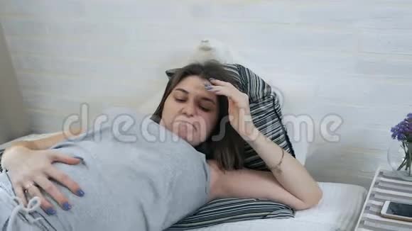 孕妇摸婴儿的肚子躺在家里的床上视频的预览图