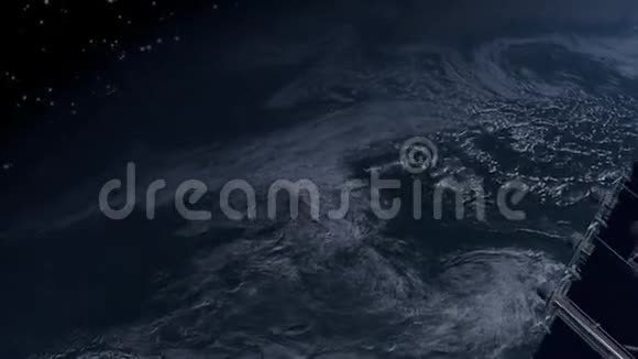 在地球上空盘旋视频的预览图