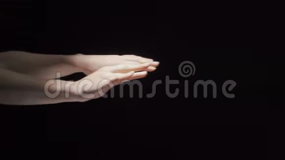 女人手臂影子的视频视频的预览图