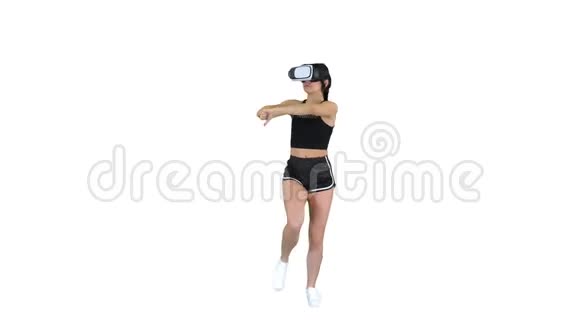 女孩玩虚拟现实舞蹈游戏有经验的舞者在白色背景视频的预览图