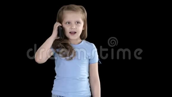 走路时用智能手机打电话的小女生阿尔法频道视频的预览图