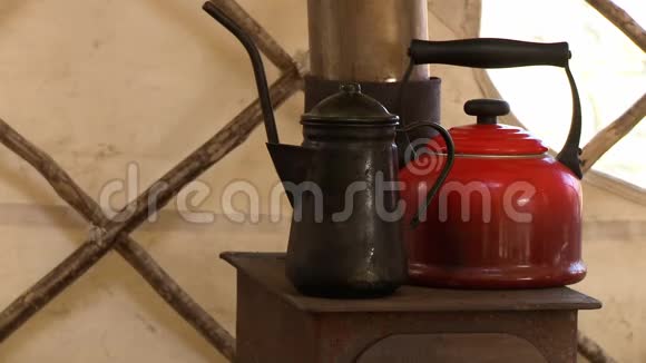 一把茶壶和水壶放在乡村的炉子上视频的预览图