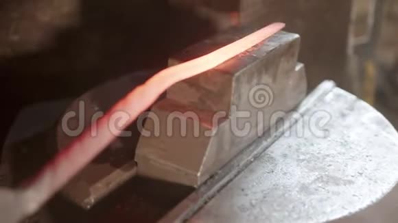 铁匠在机器压力下制造一块更长的金属视频的预览图
