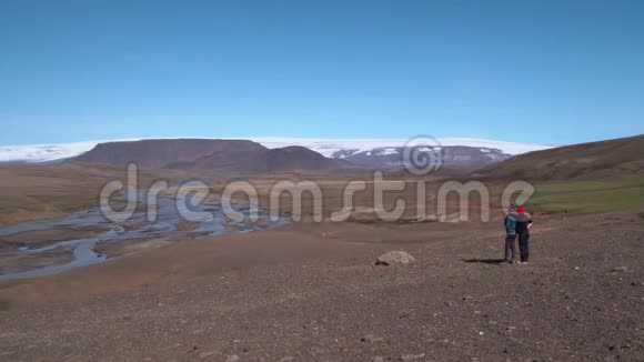 游客欣赏冰岛的风景视频的预览图