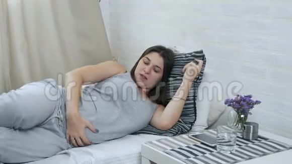 孕妇摸婴儿的肚子躺在家里的床上视频的预览图
