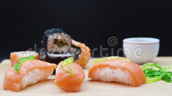 日本餐馆的食物用筷子手工挑选寿司卷视频的预览图