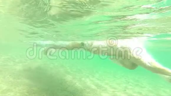 西班牙科斯塔布拉瓦海滩上的年轻人跳进水里视频的预览图