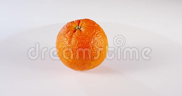 靠近一个在白色背景上旋转的橙色视频的预览图