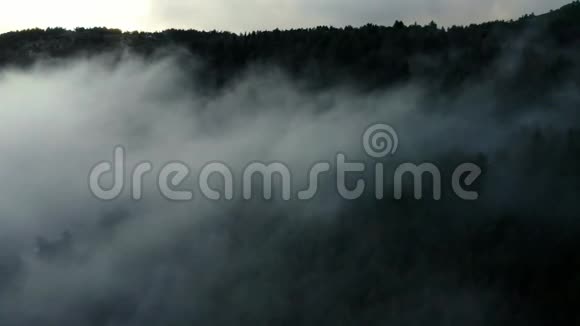 空中无人机飞过云雾缭绕的群山视频的预览图
