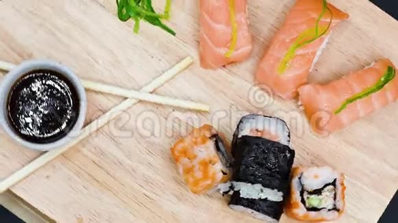 各种类型日本鲜制寿司的特写俯视动态旋转镜头视频的预览图