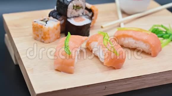 各种类型日本鲜制寿司的特写视频的预览图