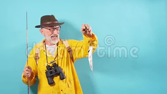 兴奋的老人把他的鱼展示给相机视频的预览图