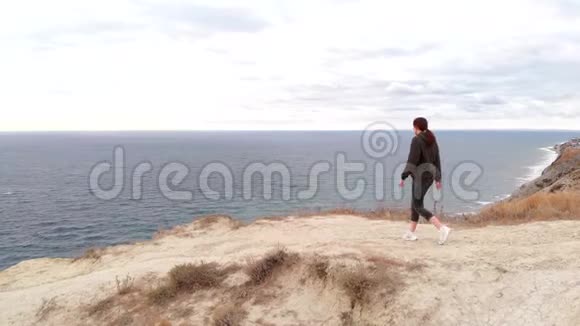一个快乐的运动员在悬崖边旋转感到自由体育生活视频的预览图
